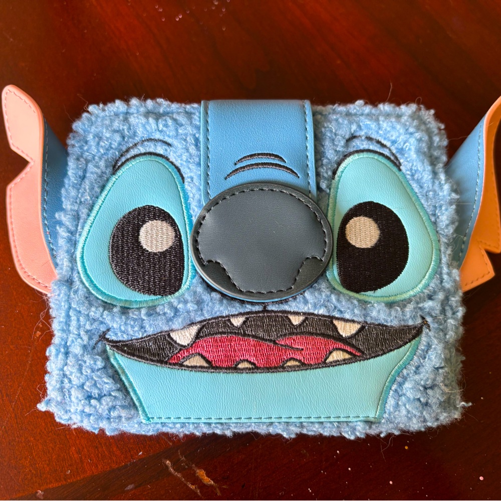 NWOT Loungefly fuzzy Stitch wallet! 💙🌺